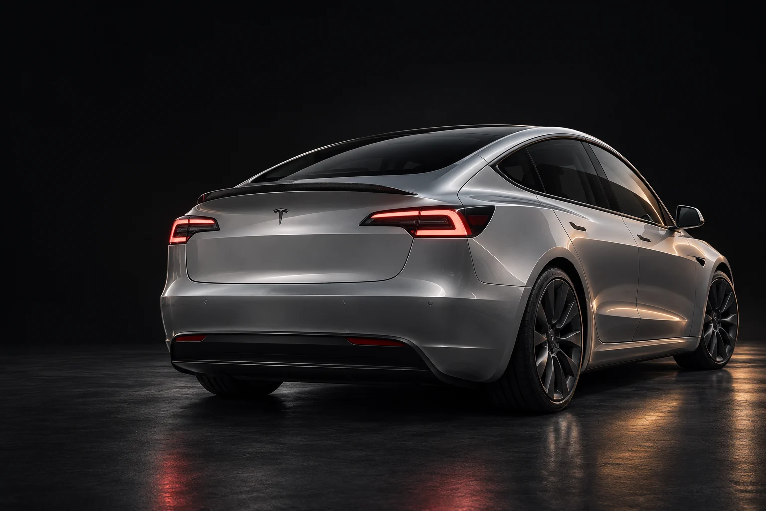 Tesla plateado con iluminación de estudio y spoiler trasero