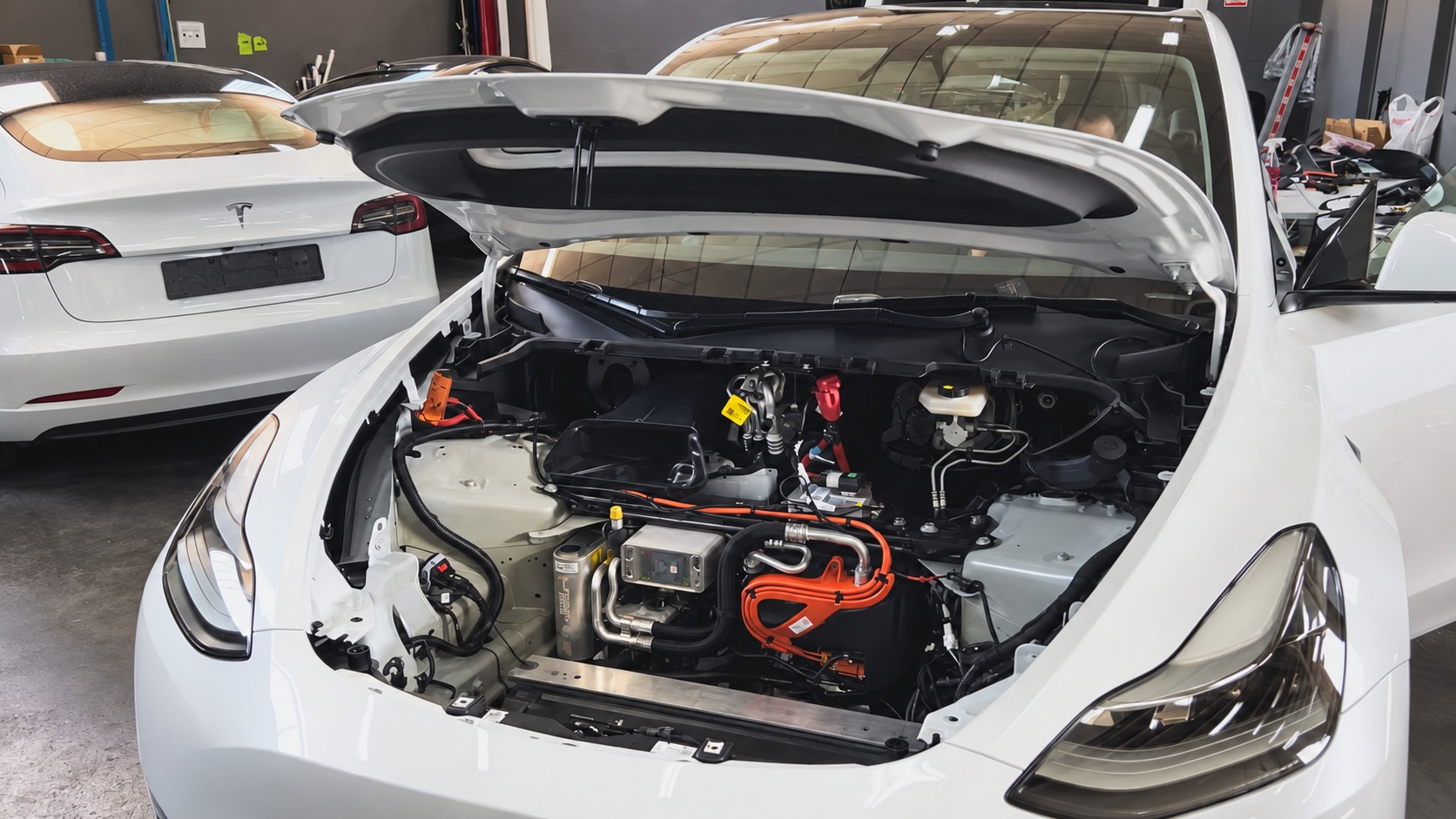 Tesla Model Y abierto durante la instalación del frunk automático en ePerformance