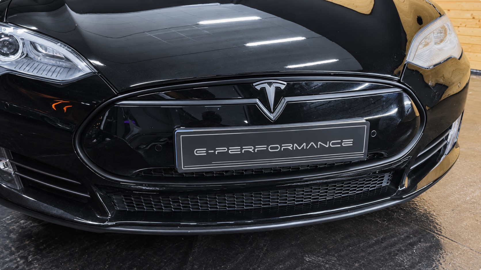 Frontal de un Tesla Model S con matrícula de ePerformance