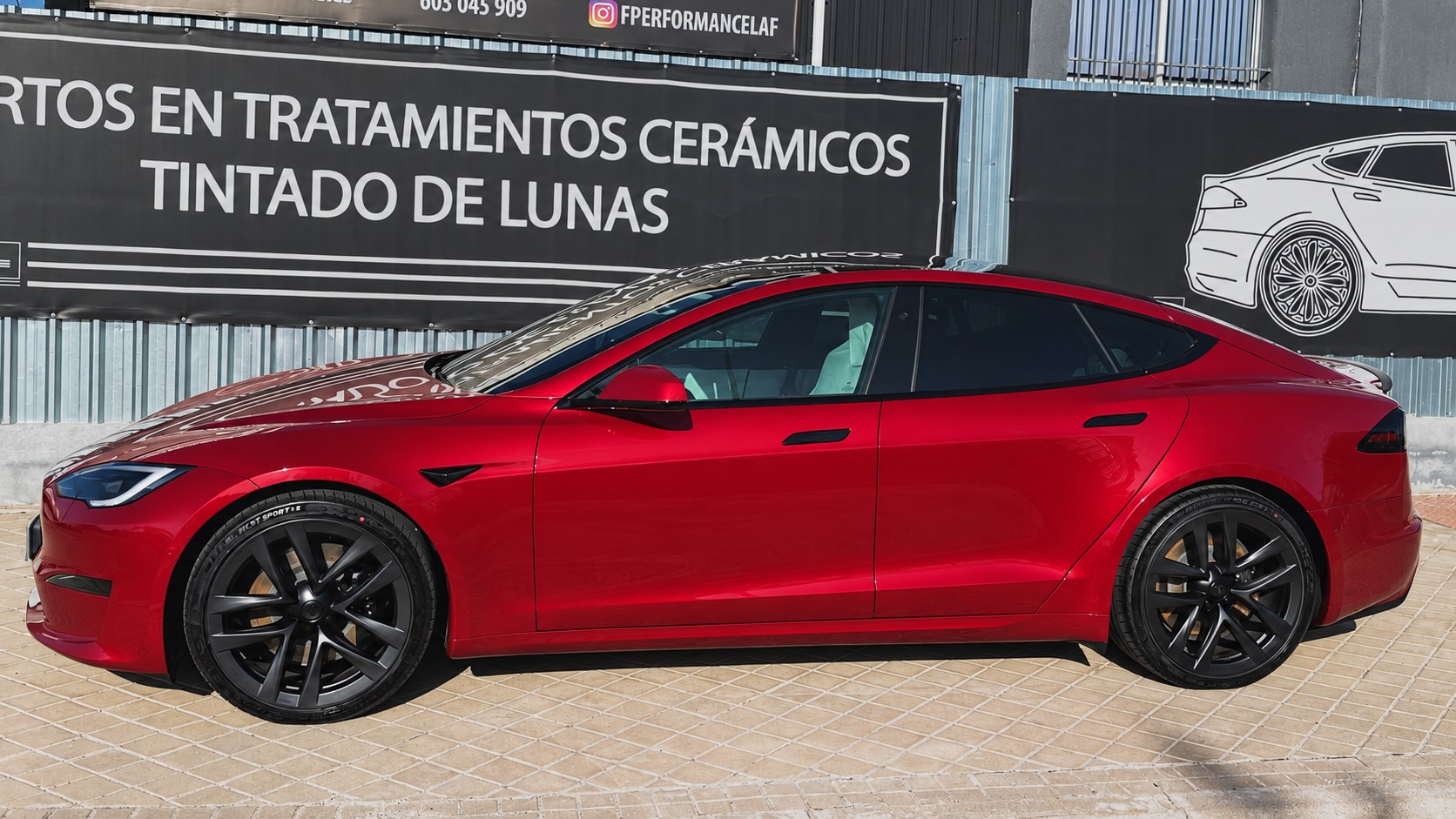 Tesla Model S Plaid terminado frente a las instalaciones de ePerformance