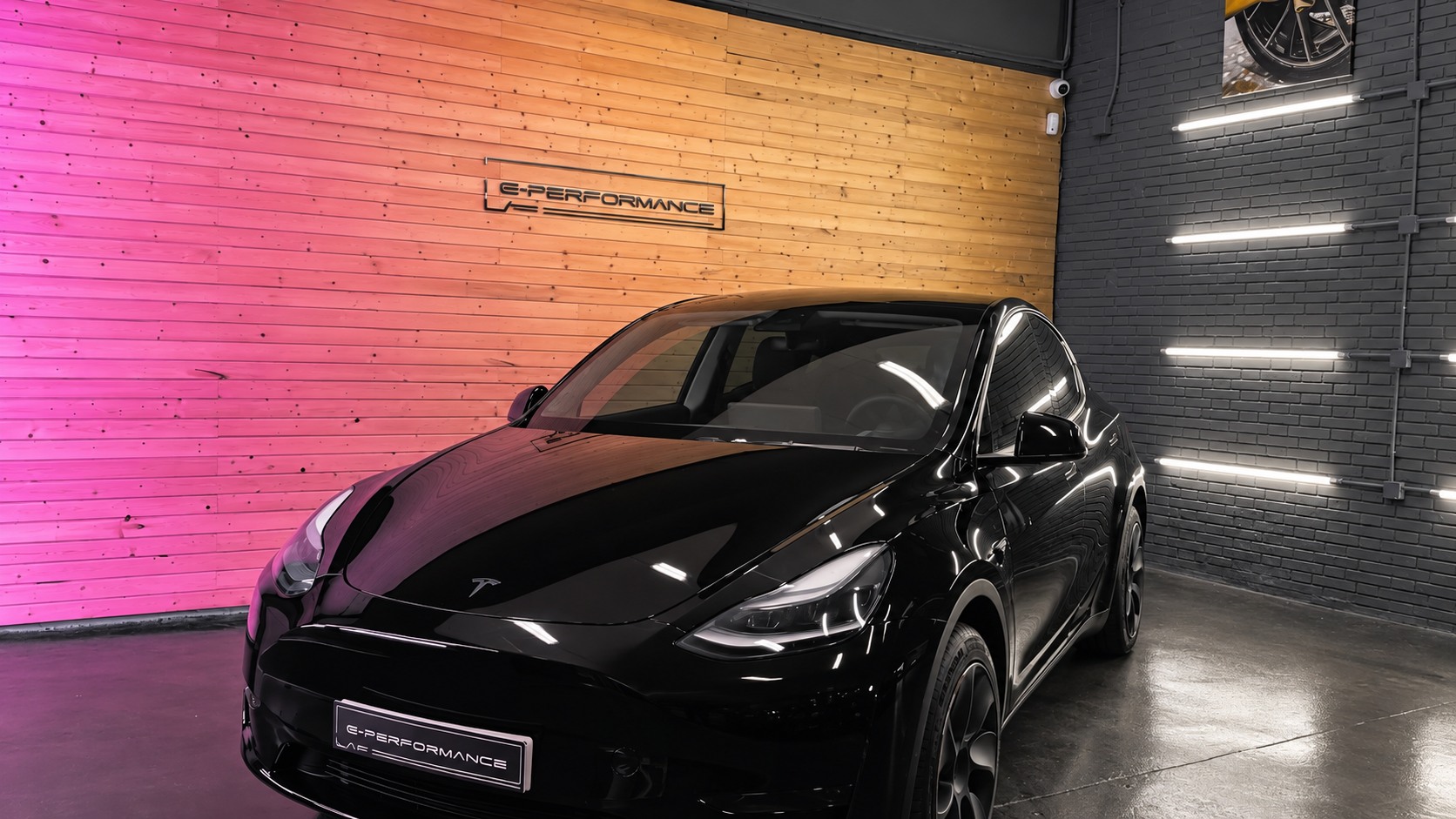 Tesla Model Y dentro del estudio de ePerformance en Fuenlabrada