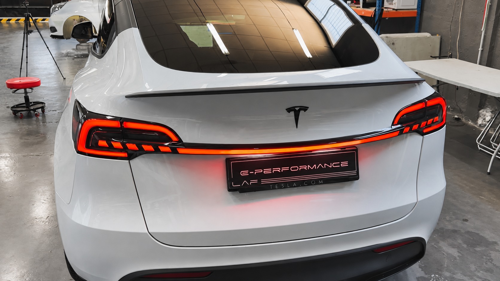 Tesla Model Y visto desde atrás durante un trabajo en ePerformance