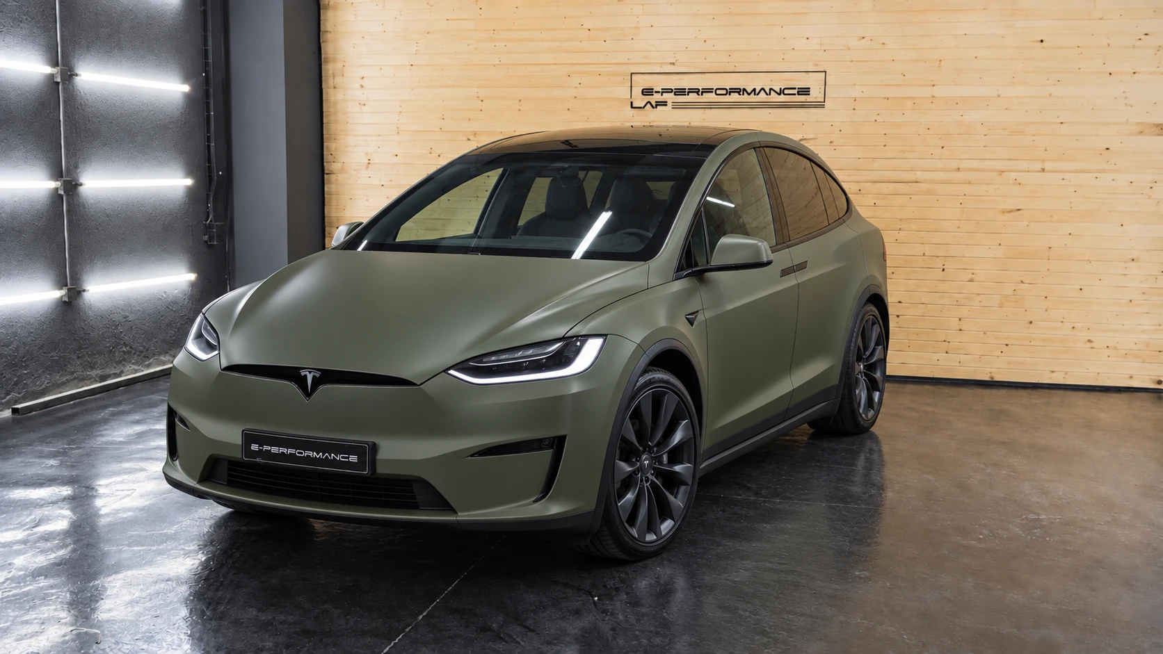 Propuesta visual de un Tesla Model X verde militar en el taller de ePerformance